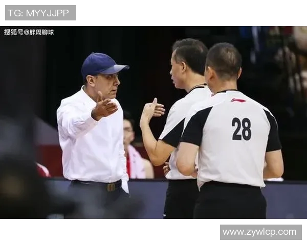 姚明在比赛中盖帽被判犯规引发争议球迷热议裁判判罚标准