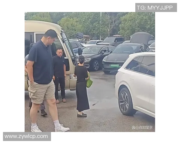 姚明现身机场引发粉丝热潮身高优势成焦点引发媒体广泛关注